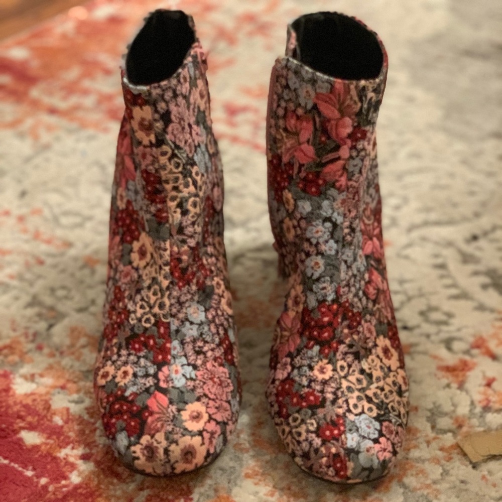 Floral print bootie